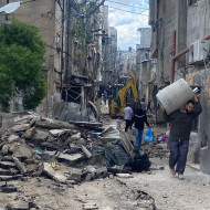 طواقم بلدية طولكرم وآلياتها تهب لإغاثة أهلنا وأحبتنا في مخيم طولكرم