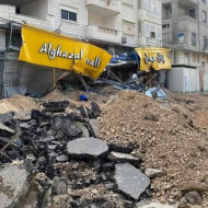 آليات بلدية طولكرم تقوم بإزالة الأنقاض من أمام مصنع سلطات الغزال