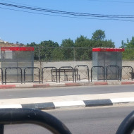 بلدية طولكرم تبدأ بتركيب عدد من محطات انتظار الركاب في بعض الشوارع الرئيسية في المدينة والضواحي