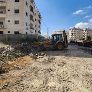 طواقم البلدية تقوم بإزالة الركام والمخلفات واصلاح الأضرار في محيط عمارات خريوش ، وذلك بعد انسحاب قوات الاحتـ.ــــلال منها