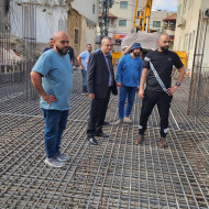 بلدية طولكرم تتابع سير العمل في مشروع مجمع الخدمات متعدد الأغراض وتشرف على صبة البلاطة الأرضية للأساسات