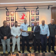 وفد من شركة "مدى العرب" يزور بلدية طولكرم ويقدم درعاً تقديرياً لجهودها