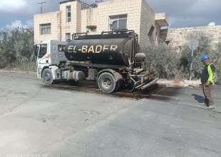 ضمن اعمالها في صيانة وتعبيد وتأهيل الشوارع والطرق قامت البلدية اليوم بأعمال الاسفلت في شارع وادي التين