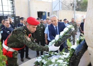 مشاركة رئيس بلدية طولكرم الدكتور المهندس رياض عوض في وضع أكاليل الزهور على ضريح الجندي المجهول