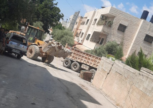 أعمال طواقم  البلدية في إزالة آثار الدمار  الذي خلفته قوات الاحتـ.ــــلال