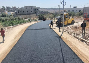 تأهيل وتعبيد الشارع المؤدي لحي الرشيد شرق ضاحية ذنابة بطول ( 700 ) متر