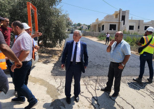أعمال التعبيد في شوارع ضاحية العزب