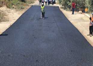 أعمال التعبيد في شوارع ضاحية العزب