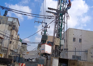 صيانة شبكة الكهرباء في مخيم طولكرم