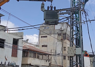 صيانة شبكة الكهرباء في مخيم طولكرم