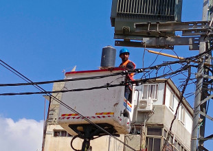 صيانة شبكة الكهرباء في مخيم طولكرم