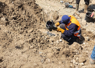 العمل جار على قدم وساق في إصلاح خطوط المياه في مخيم طولكرم