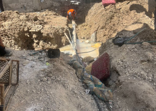 استمرار العمل على قدم وساق في إصلاح شبكات المياه المدمرة بفعل الاقتحامات في عدة مواقع داخل مخيم طولكرم