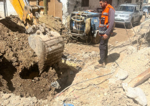 استمرار العمل على قدم وساق في إصلاح شبكات المياه المدمرة بفعل الاقتحامات في عدة مواقع داخل مخيم طولكرم