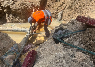 استمرار العمل على قدم وساق في إصلاح شبكات المياه المدمرة بفعل الاقتحامات في عدة مواقع داخل مخيم طولكرم