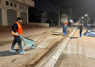 جانب من أعمال النظافة ودهان للجزر والأرصفة في شارع مدارس الإسراء