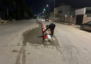 جانب من أعمال النظافة ودهان للجزر والأرصفة في شارع مدارس الإسراء