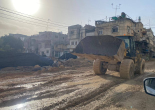 إزالة الركام وفتح الطرق وإصلاح الشبكات في مخيمي طولكرم ونورشمس