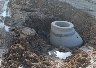 أعمال تمديد خطوط صرف صحي في مخيم طولكرم