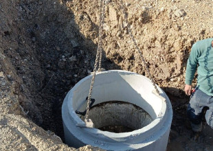 أعمال تمديد خطوط صرف صحي في مخيم طولكرم