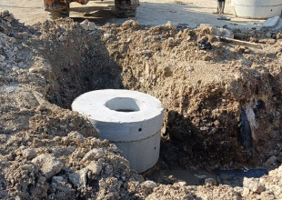 أعمال تمديد خطوط صرف صحي في مخيم طولكرم