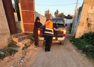 بلدية طولكرم تقوم بتوفير ونقل المساعدات الإنسانية العاجلة للنازحين من مخيم طولكرم