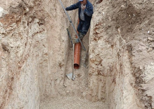 إنشاء خط تصريف مياه عادمة في الحي الجنوبي للمدينة