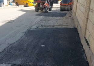 استمرار العمل في صيانة وتعبيد عدد من الطرق في المدينة والضواحي