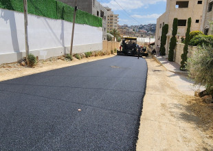 تنفيذ مشروع تأهيل وتعبيد عدد من الطرق الاصطلاحية على نظام المساهمه