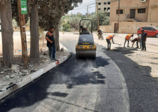 أعمال تعبيد في ضاحية ذنابة ضمن المنحة الاسعافية الحكومية