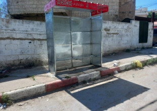 بلدية طولكرم تبدأ بتركيب عدد من محطات انتظار الركاب في بعض الشوارع الرئيسية في المدينة والضواحي