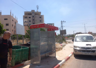 بلدية طولكرم تبدأ بتركيب عدد من محطات انتظار الركاب في بعض الشوارع الرئيسية في المدينة والضواحي