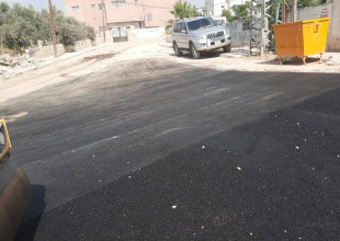 أعمال تعبيد في ضاحية ذنابة ضمن المنحة الاسعافية الحكومية