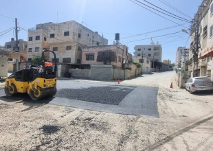 استمرار أعمال التعبيد في مفترق ابو صفيه وشارع المسلخ ضمن مشروع تأهيل وتعبيد الشوارع والطرق التي دمرتها آليات الاحتـ.ــــلال في مدينة طولكرم وضواحيها