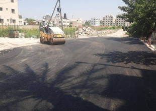 بلدية طولكرم تقوم بصيانة لبعض مقاطع الطرق المتضررة في المدينة