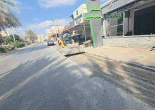 جانب من أعمال قسم النظافة المستمرة في إزالة الاتربة والاوساخ في مناطق متفرقة من المدينة