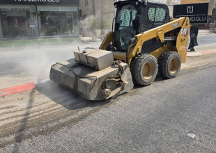 جانب من أعمال قسم النظافة المستمرة في إزالة الاتربة والاوساخ في مناطق متفرقة من المدينة