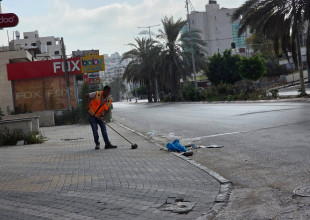 جانب من أعمال قسم النظافة المستمرة في إزالة الاتربة والاوساخ في مناطق متفرقة من المدينة