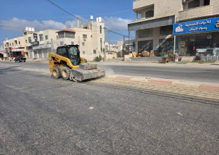 جانب من أعمال قسم النظافة المستمرة في إزالة الاتربة والاوساخ في مناطق متفرقة من المدينة