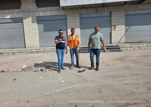 جانب من أعمال قسم النظافة المستمرة في إزالة الاتربة والاوساخ في مناطق متفرقة من المدينة