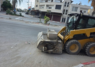 جانب من أعمال قسم النظافة المستمرة في إزالة الاتربة والاوساخ في مناطق متفرقة من المدينة