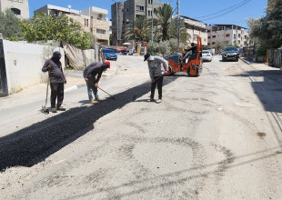 استمرار العمل في تعبيد المقاطع التي تم فيها تمديد خط المياه الناقل من بئر مسقط وحتى خزان ابو طاقة