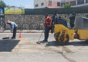 أعمال تعبيد طرق في ضاحية العزب