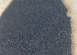 أعمال تعبيد طرق في ضاحية العزب