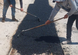 أعمال تعبيد طرق في ضاحية العزب