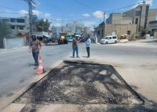 أعمال تعبيد طرق في ضاحية العزب