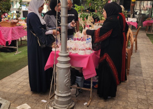 جانب من معرض كرميات للمنتجات اليدوية والأكلات الشعبية الفلسطينية،  المنفذ من قبل الغرفة التجارية بالتعاون مع بلدية طولكرم في ساحة مبنى السرايا العثمانية