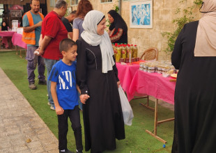 جانب من معرض كرميات للمنتجات اليدوية والأكلات الشعبية الفلسطينية،  المنفذ من قبل الغرفة التجارية بالتعاون مع بلدية طولكرم في ساحة مبنى السرايا العثمانية