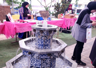 جانب من معرض كرميات للمنتجات اليدوية والأكلات الشعبية الفلسطينية،  المنفذ من قبل الغرفة التجارية بالتعاون مع بلدية طولكرم في ساحة مبنى السرايا العثمانية