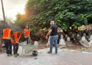 بلدية طولكرم والهلال الأحمر الفلسطيني ينظّمان حملة نظافة في المقبرة الغربية